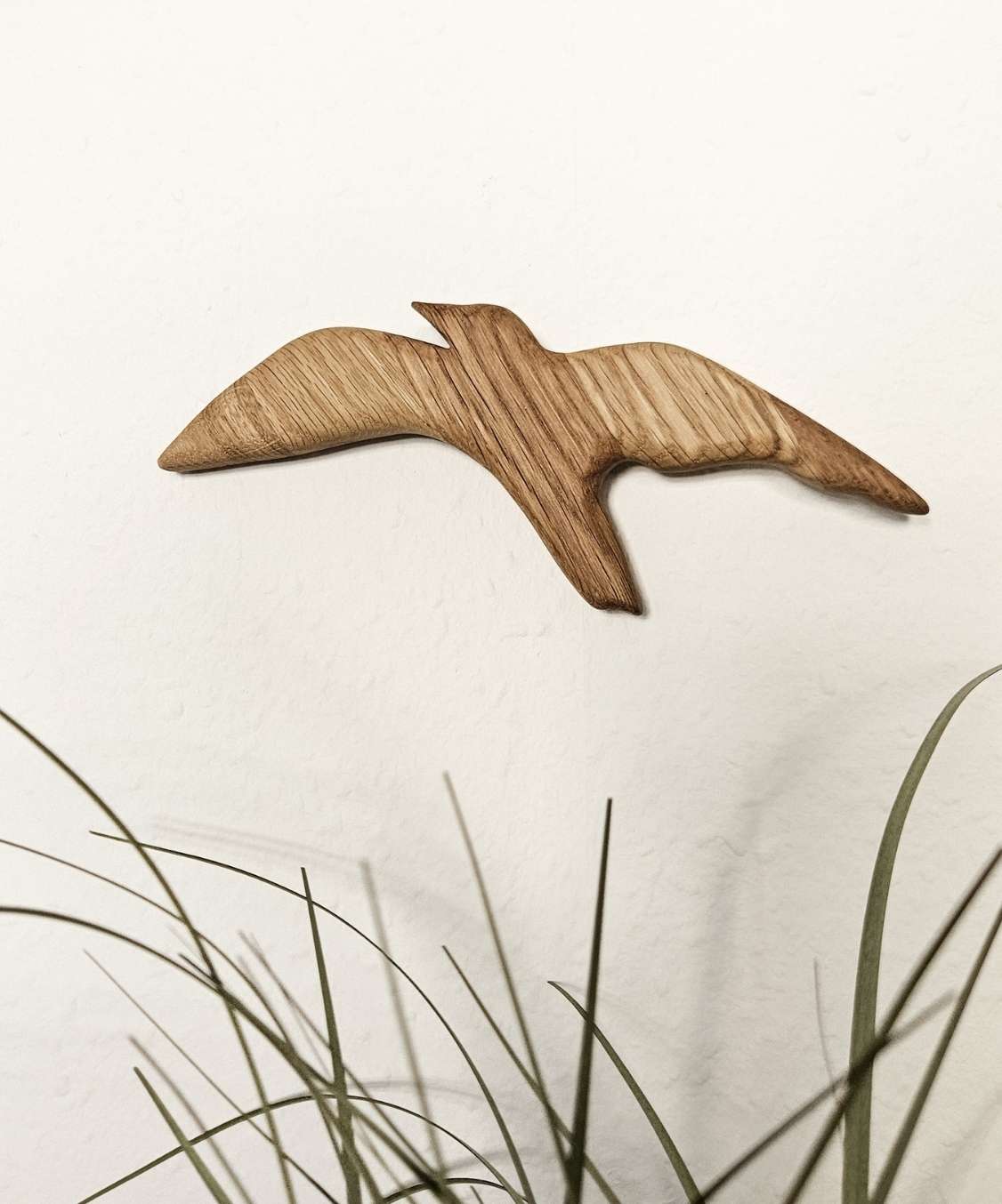 Handgefertigter maavr-Wandvogel aus Eiche als minimalistische Holzdekoration an der Wand