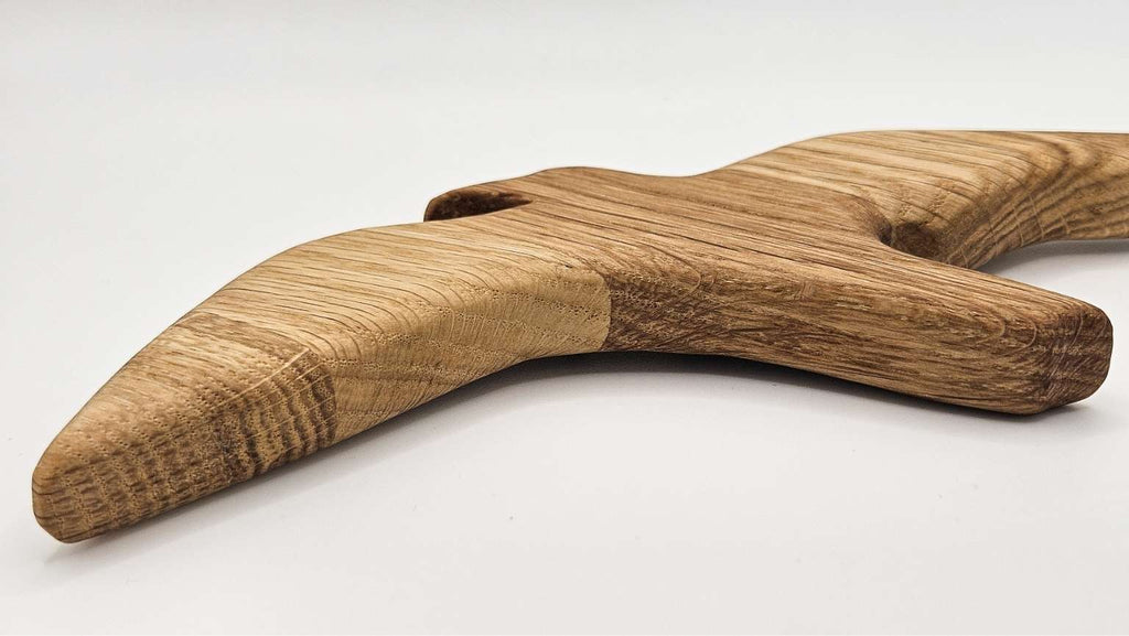 Nahaufnahme eines handgefertigten Holzwandvogels aus Eiche