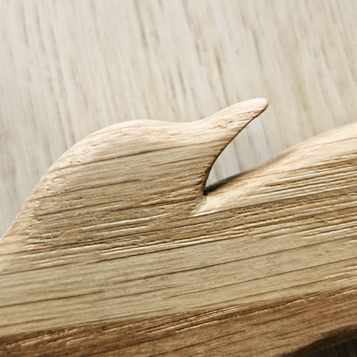 Detailaufnahme des Kopfs eines Wandvogels aus Eichen-Holz