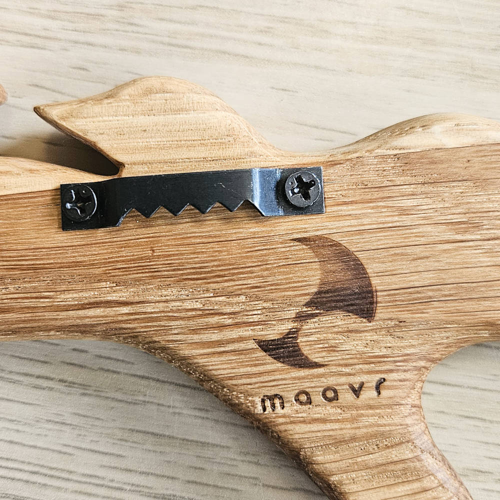 Halterung und eingebranntes maavr Logo auf der Rückseite eines Wandvogels aus Holz