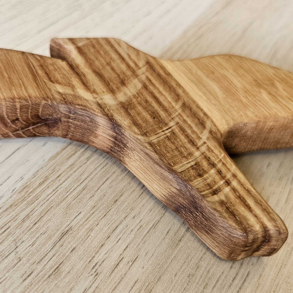 Handgefertigter Küsten-Wandvogel mit markanten Holzstrahlen - Eiche, geölt