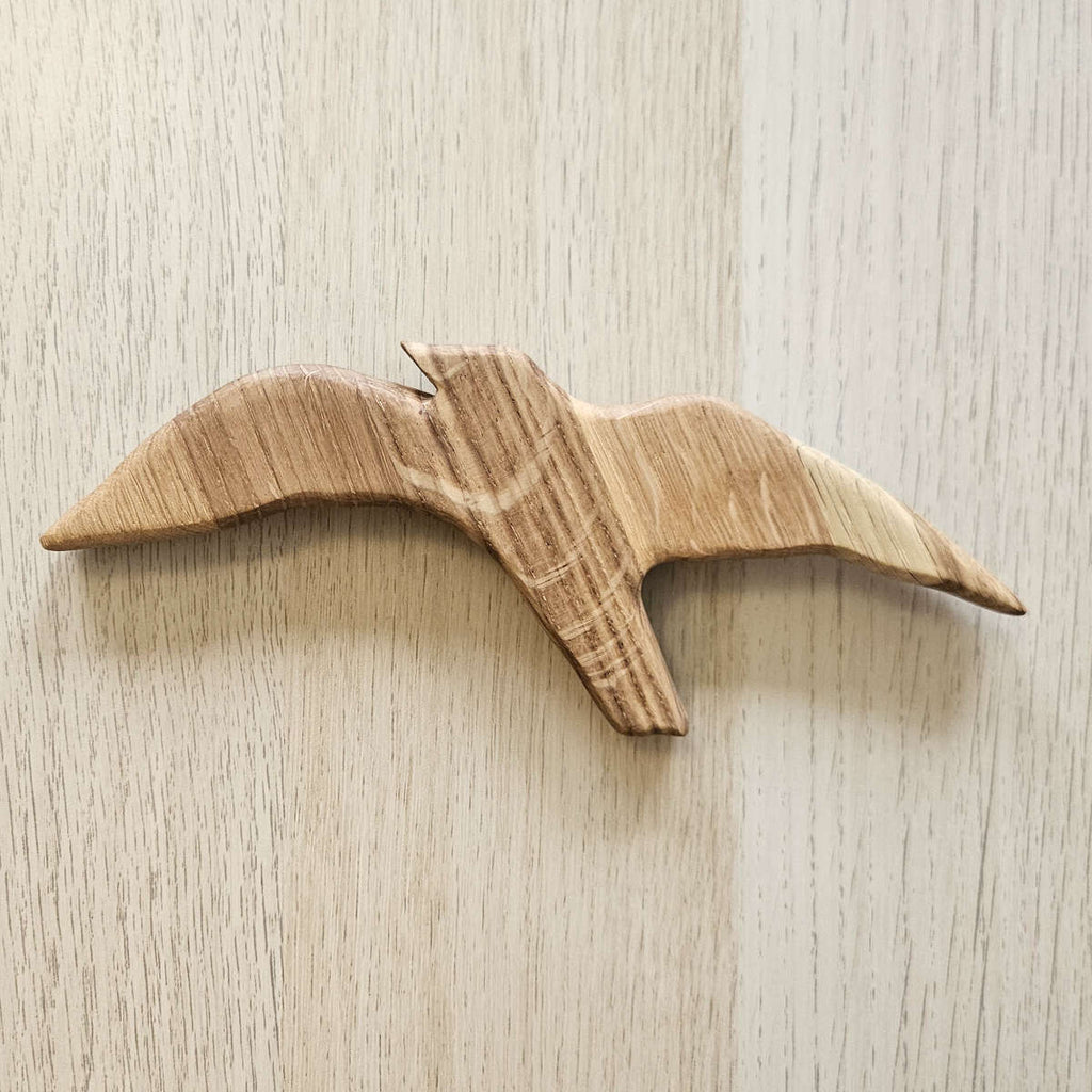 Handgefertigter Küsten-Wandvogel mit markanten Holzstrahlen - Eiche, geölt