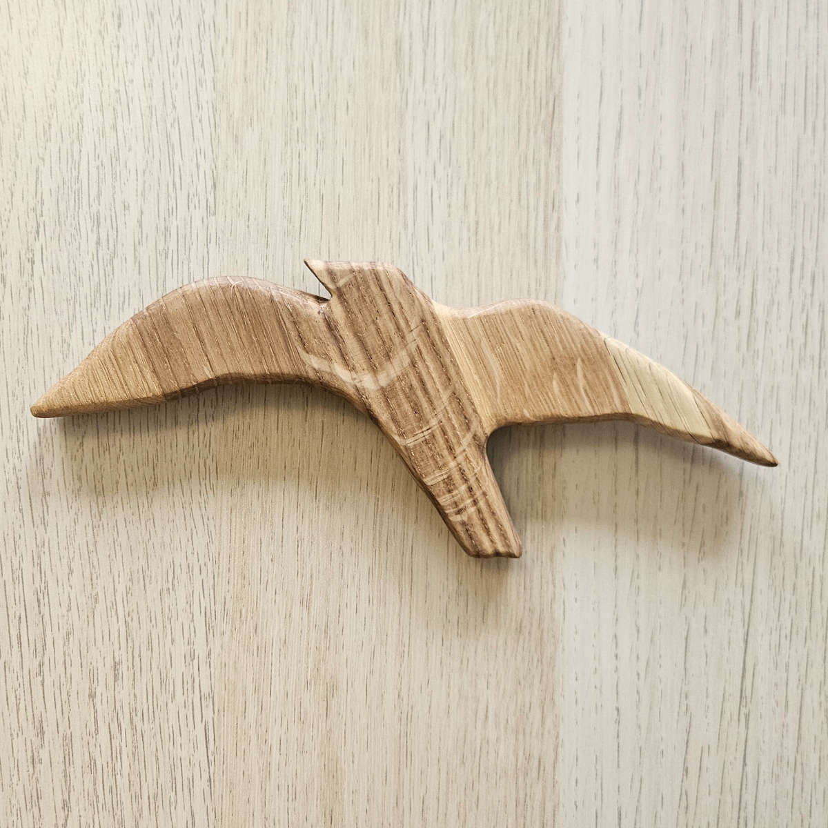 Handgefertigter Küsten-Wandvogel mit markanten Holzstrahlen - Eiche, geölt