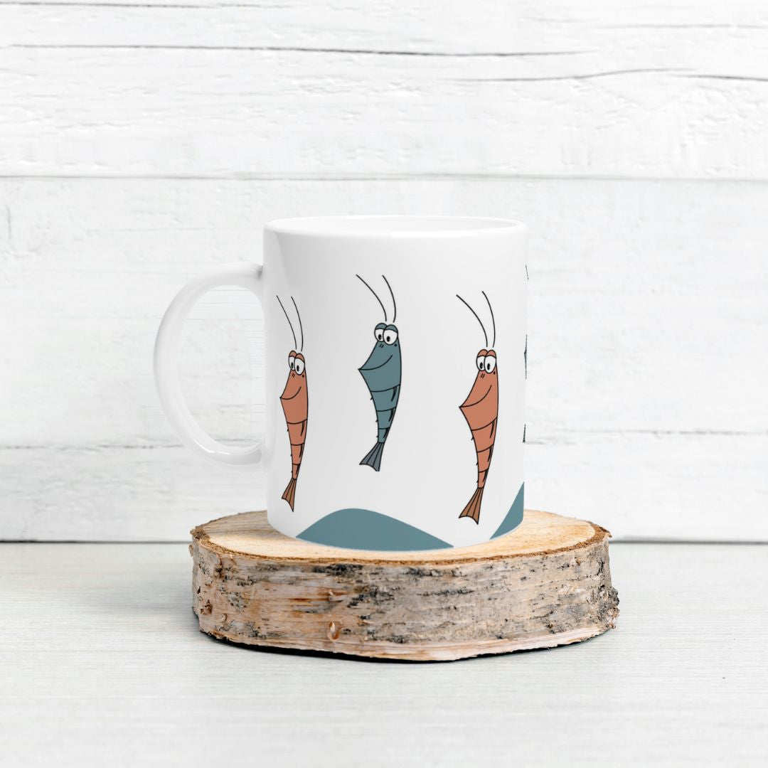 Tasse mit  Garnelen-Motiv auf Holzstück vor weißer Holzwand