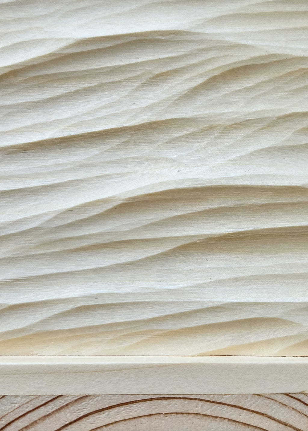 Wind Waves – handgeschnitztes Wellenrelief, Holz, freistehend, ca. 18 x 11 cm
