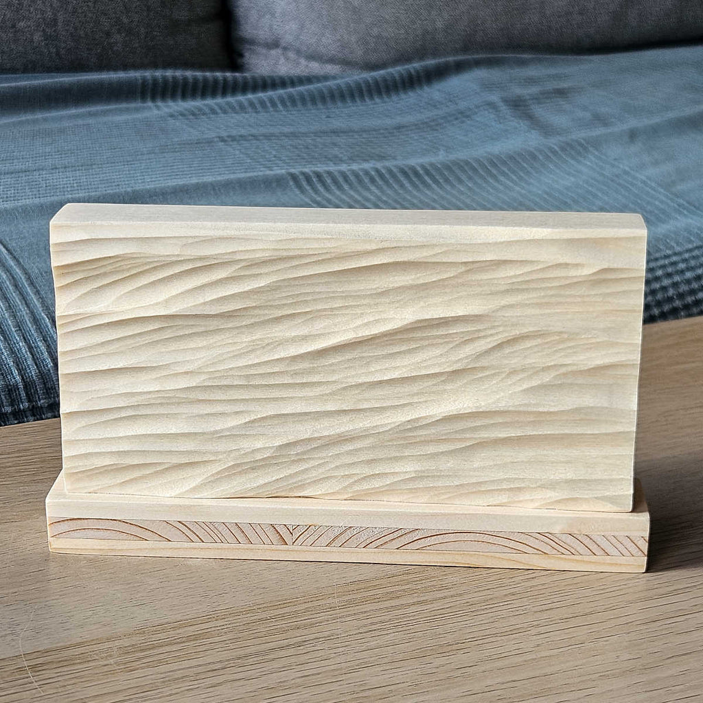 Wind Waves – handgeschnitztes Wellenrelief, Holz, freistehend, ca. 18 x 11 cm