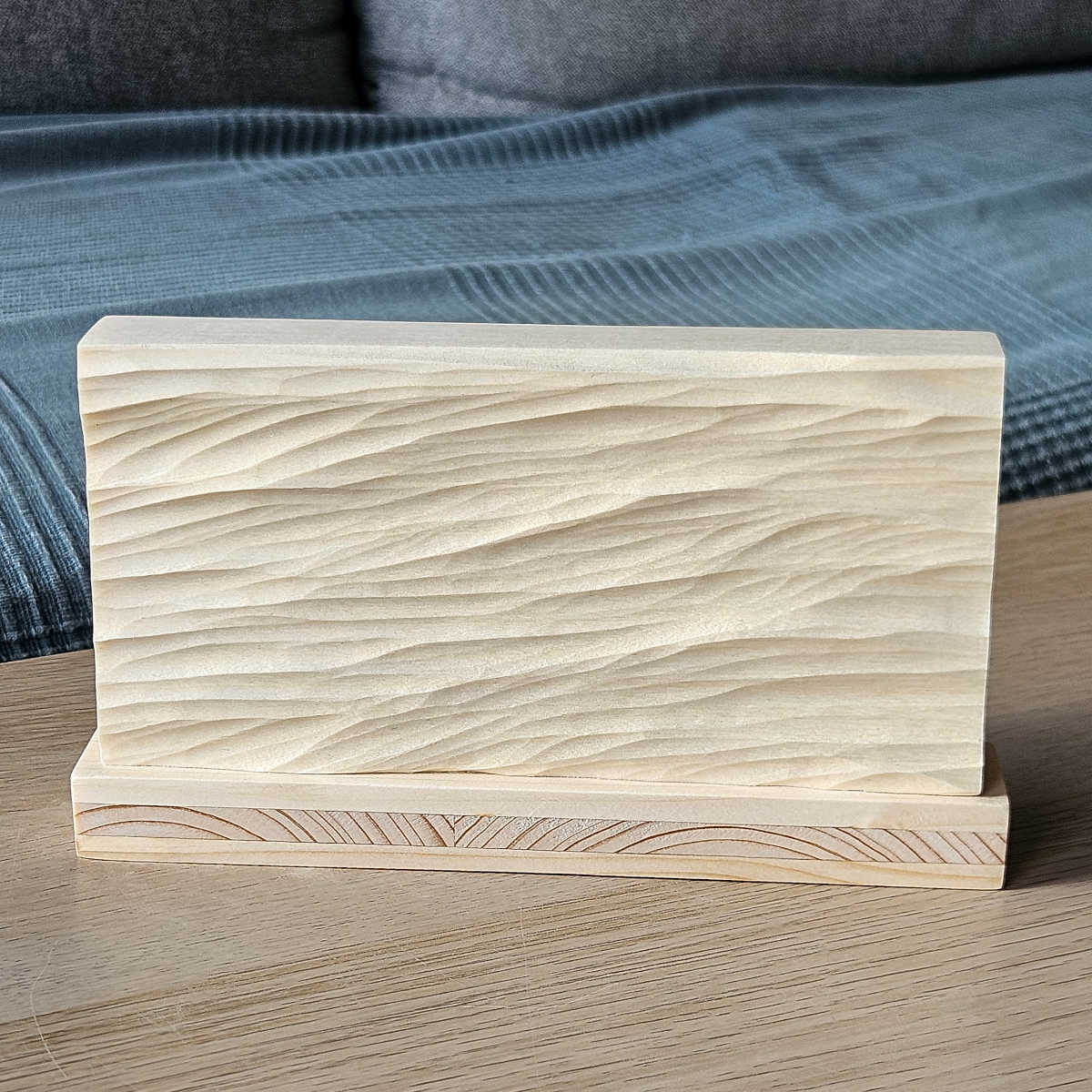 Wind Waves – handgeschnitztes Wellenrelief, Holz, freistehend, ca. 18 x 11 cm