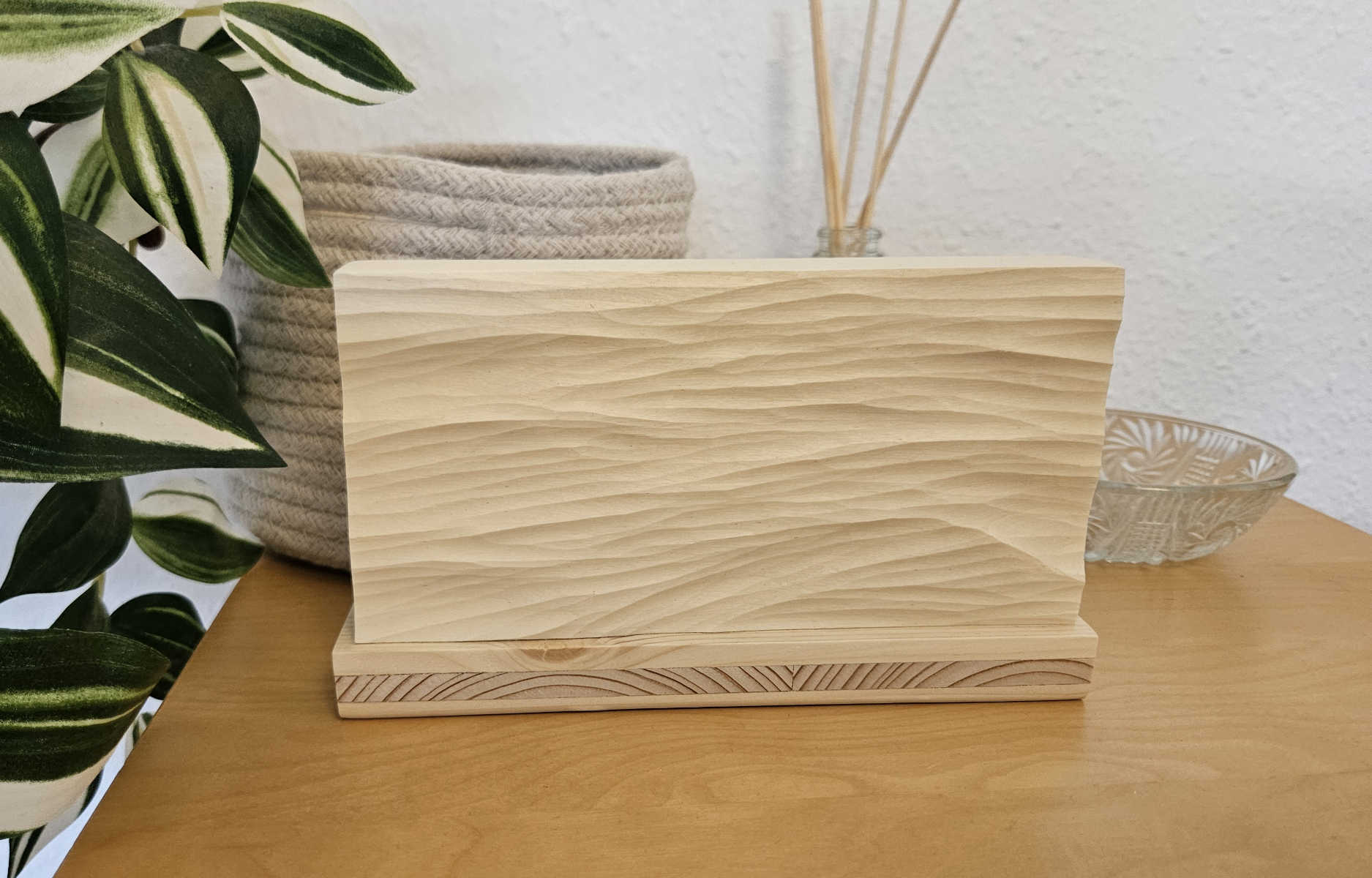 Wind Waves – handgeschnitztes Wellenrelief, Holz, freistehend, ca. 18 x 11 cm
