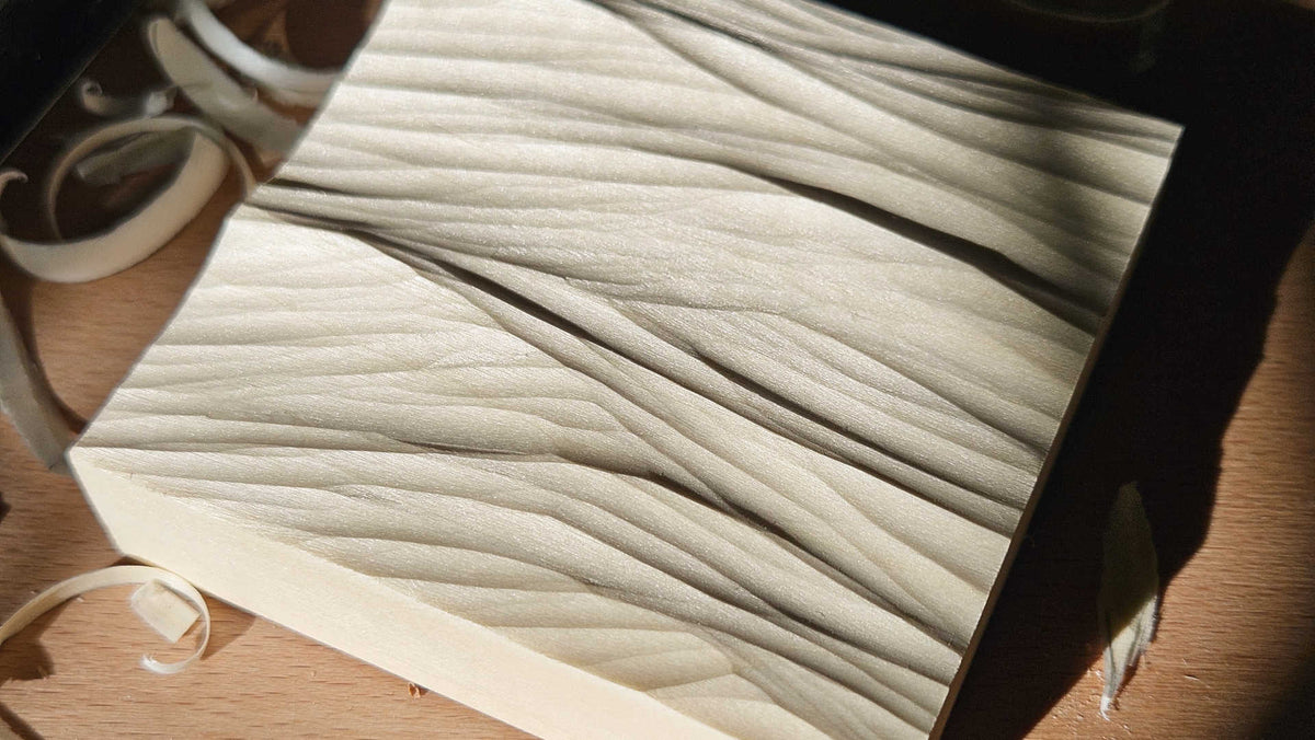 Wind Waves – handgeschnitztes Wellenrelief, Holz, ca. 9 x 9 cm