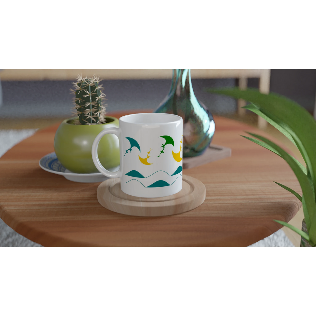 Keramiktasse mit Wingfoil-Motiv auf einem Holztisch neben Pflanzen dekoriert