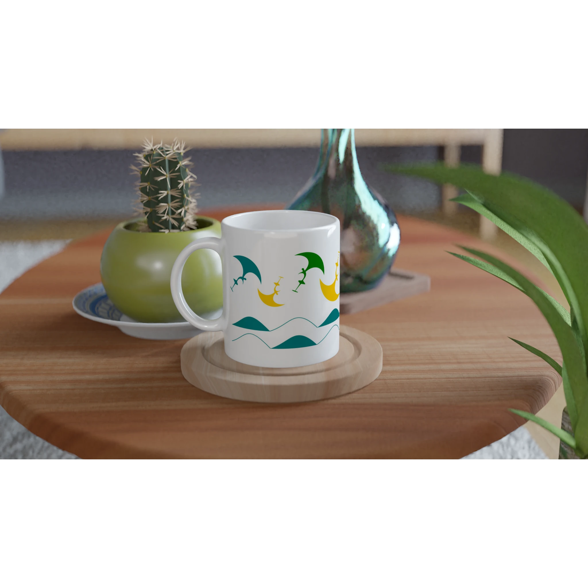 Keramiktasse mit Wingfoil-Motiv auf einem Holztisch neben Pflanzen dekoriert