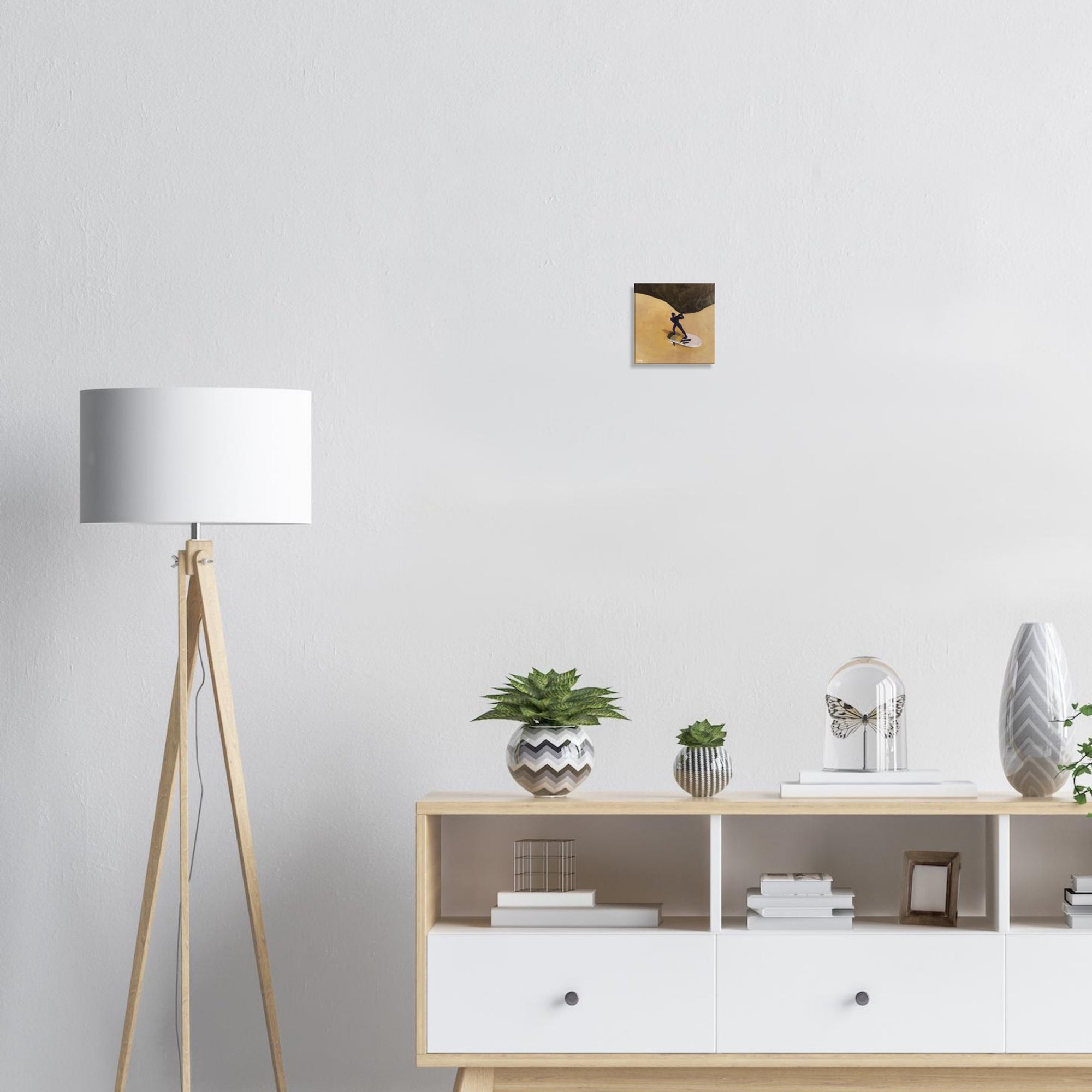 Wingfoilkunstdruck an einer Wand in einem hell eingerichteten Zimmer