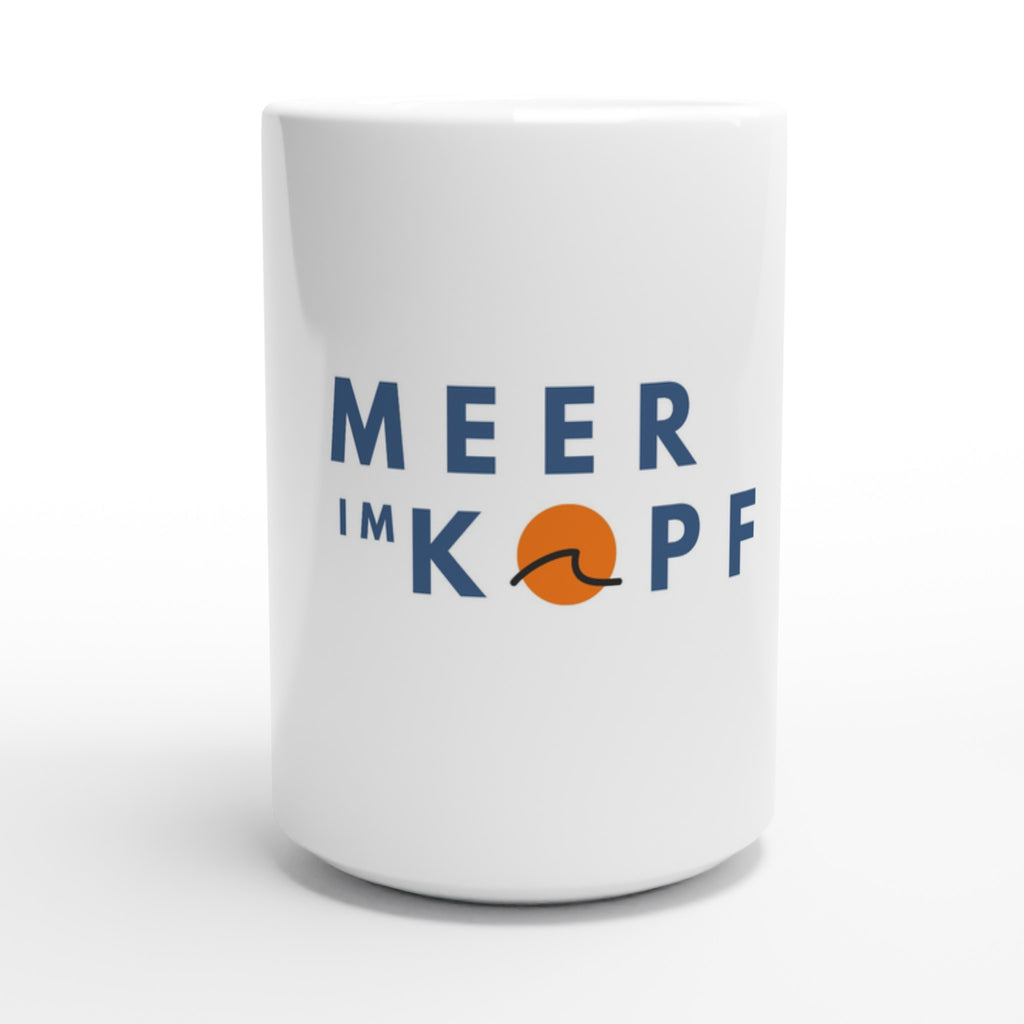 Weiße Keramiktasse mit Schriftzug „Meer im Kopf“ im maritimen Stil