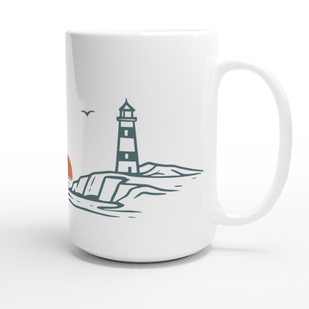 Weiße Keramiktasse mit minimalistischem Leuchtturm-Motiv an einer Küste mit Sonne und Möwe – maritimes Design für Nordsee- und Küstenliebhaber