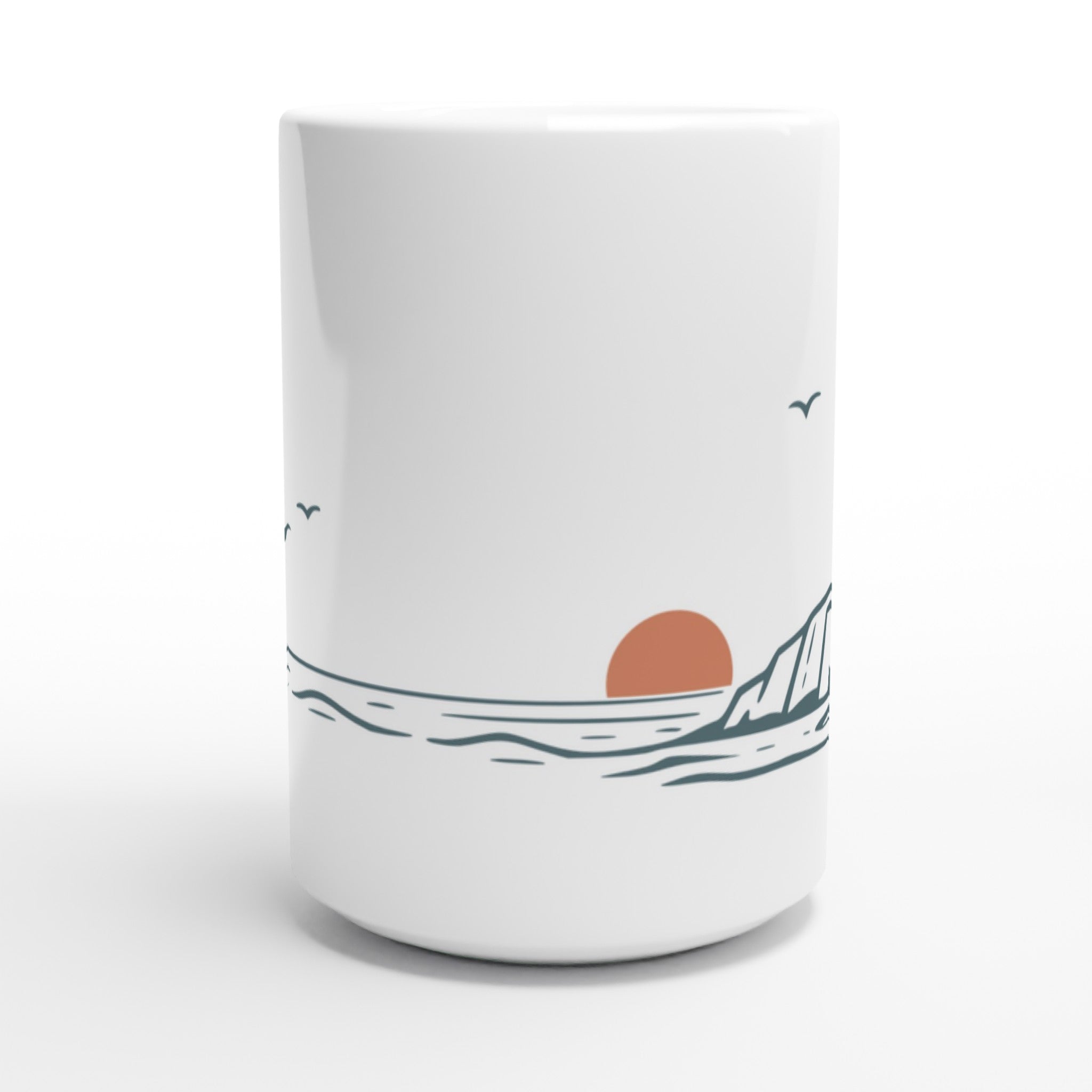 Weiße Keramiktasse mit minimalistischem Leuchtturm-Motiv an einer Küste mit Sonne und Möwe – maritimes Design für Nordsee- und Küstenliebhaber