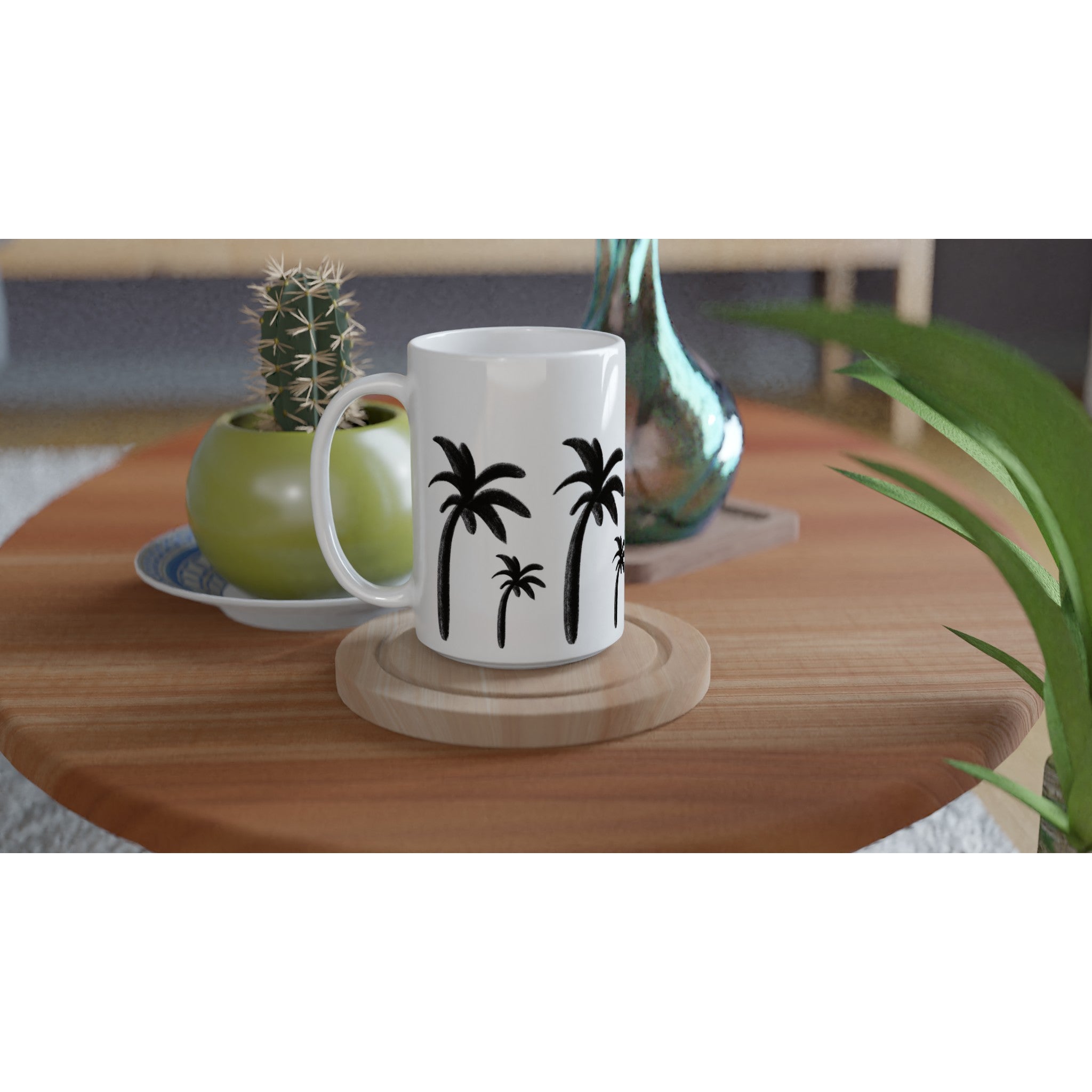 Weiße XL-Tasse mit einfachen, schwarzen, handgezeichneten Palmen auf Holztisch arrangiert mit Kaktus und Vase