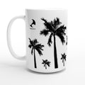 Weiße XL-Keramiktasse mit Palmen-Motiven, maavr Logo, schwarzer Innenfläche und schwarzem Henkel