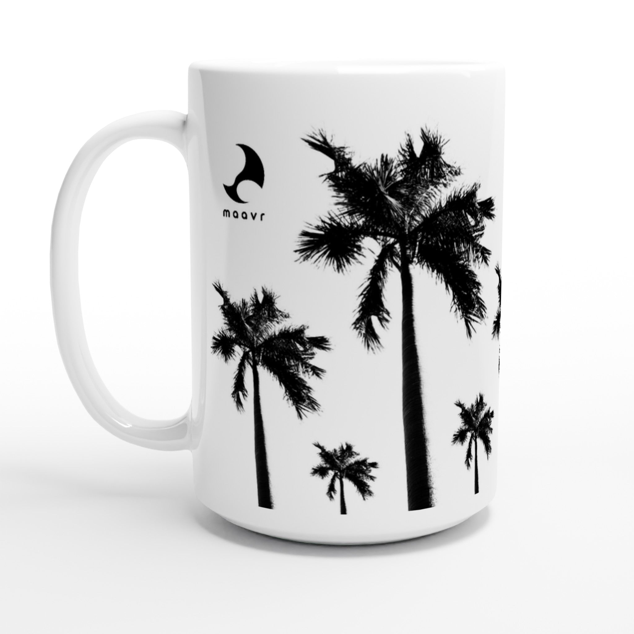 Weiße XL-Keramiktasse mit Palmen-Motiven, maavr Logo, schwarzer Innenfläche und schwarzem Henkel