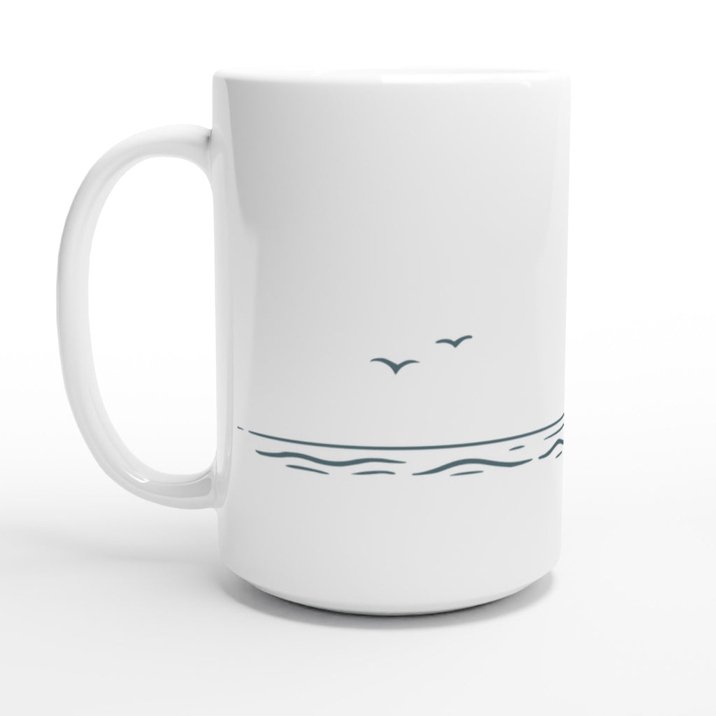 Weiße Keramiktasse mit minimalistischem Leuchtturm-Motiv an einer Küste mit Sonne und Möwe – maritimes Design für Nordsee- und Küstenliebhaber