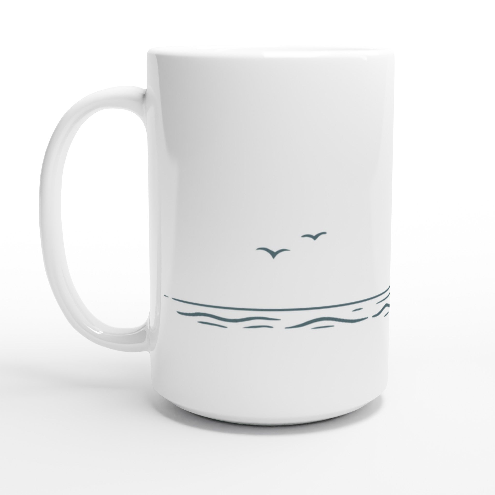 Weiße Keramiktasse mit minimalistischem Leuchtturm-Motiv an einer Küste mit Sonne und Möwe – maritimes Design für Nordsee- und Küstenliebhaber