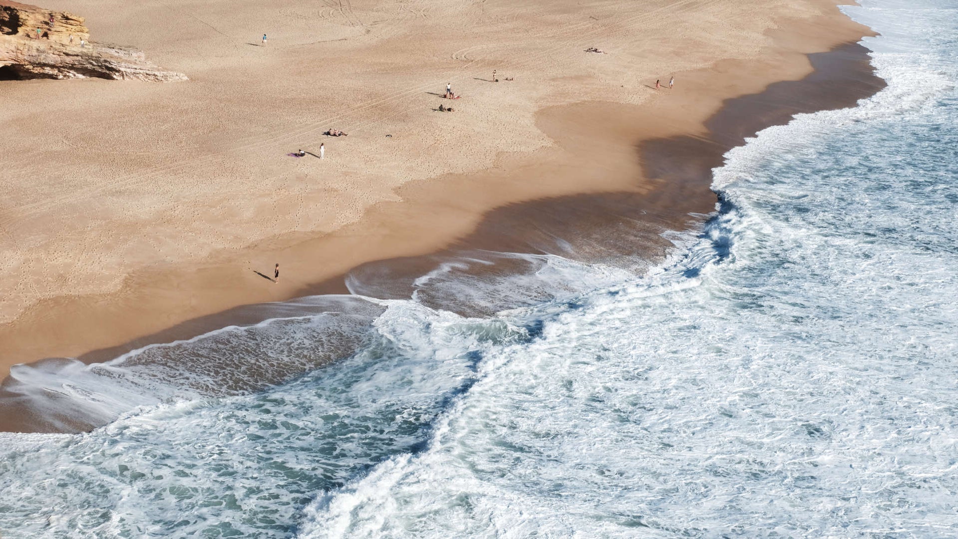 Strand mit Wasser und Menschen aus der Vogelperspektive – Lifestyle-Banner für maavr / maavr-foil