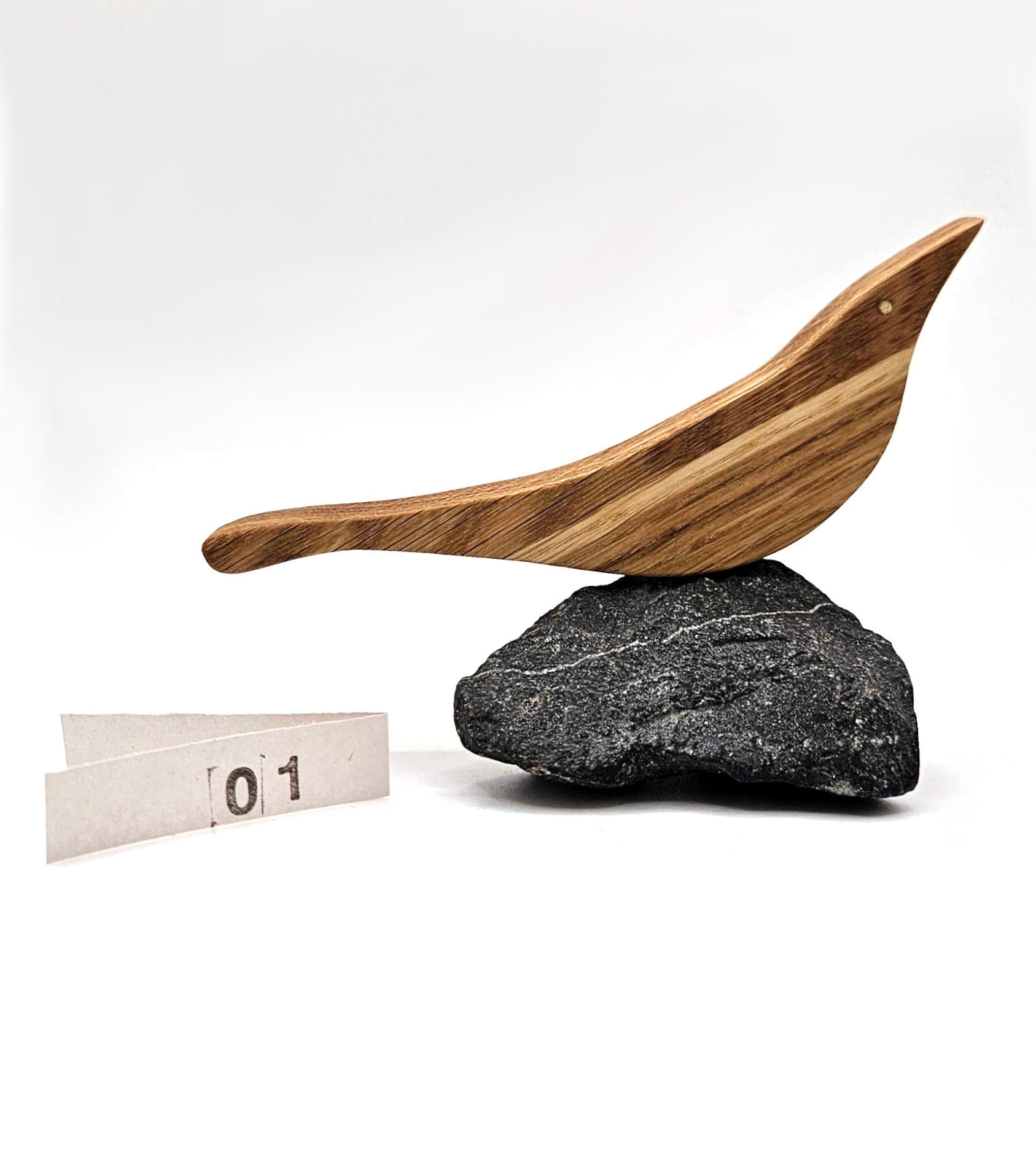 Bird on the Rock - handgefertigter Holzvogel auf Naturstein