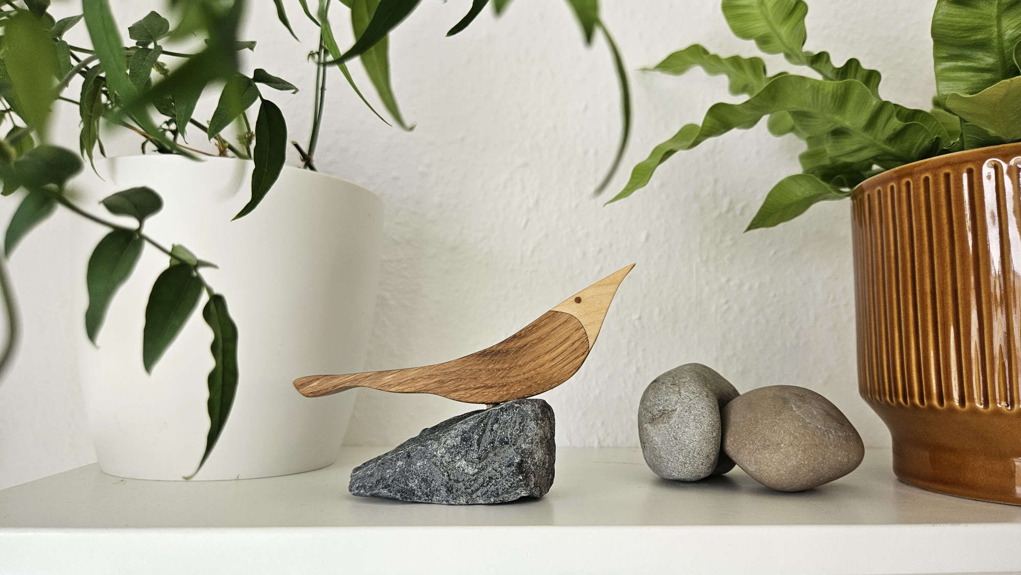 Seeschwalbe on the Rock - handgefertigter Holzvogel auf Naturstein