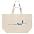 Beige Beach Bag aus recycelter Baumwolle mit minimalistischem Leuchtturm Küstenmotiv – maritime Stofftasche für Strand und Alltag
