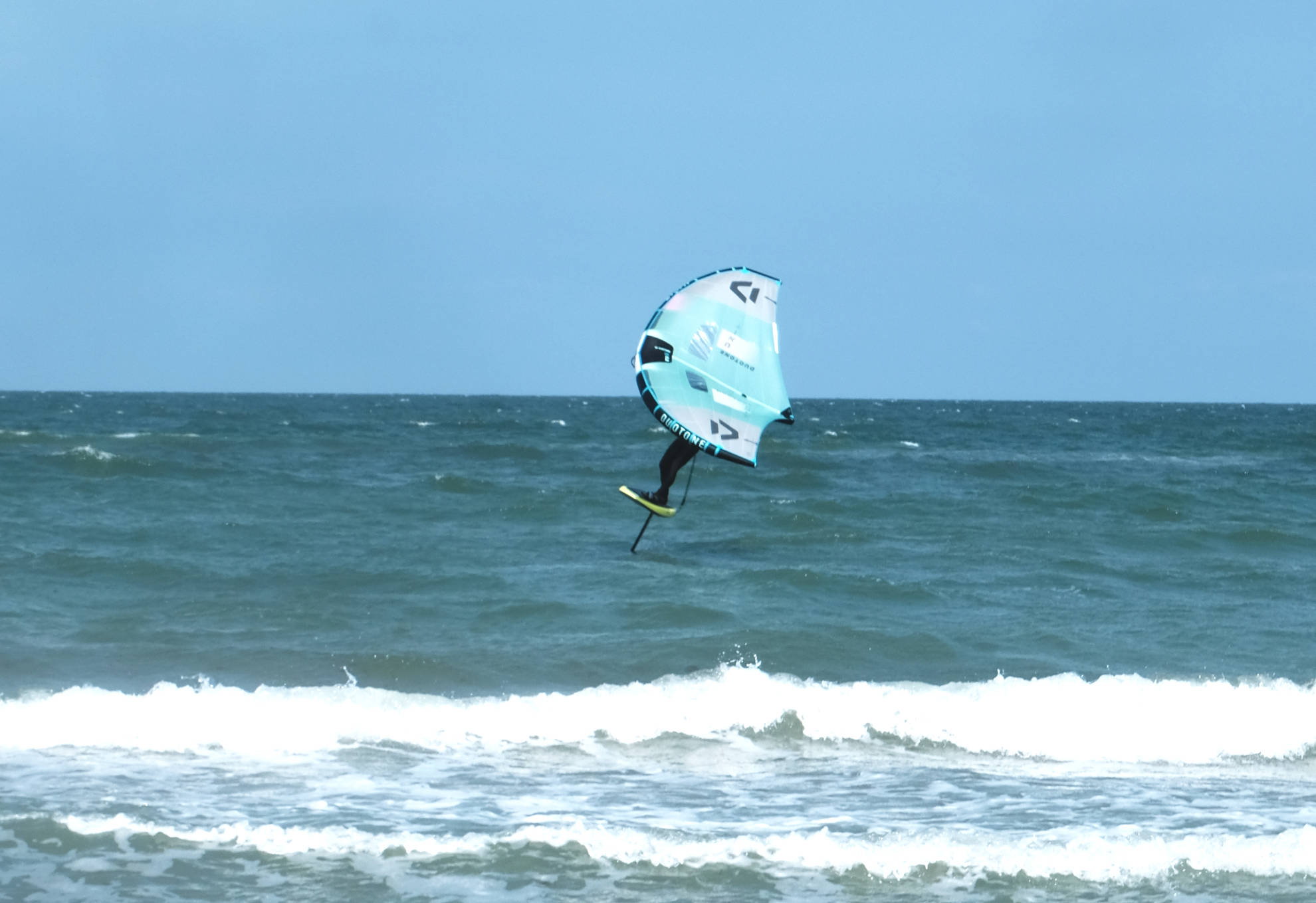 Wingfoiler fährt Toeside auf der Ostsee