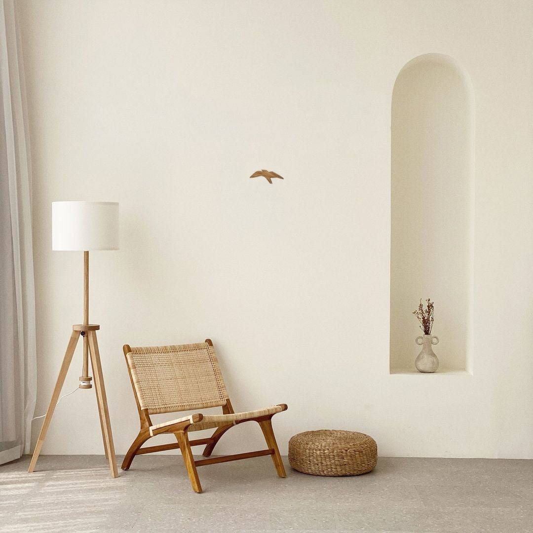 Handgefertigter Holzvogel als ruhige Wanddekoration in natürlichem Wohnraum 
