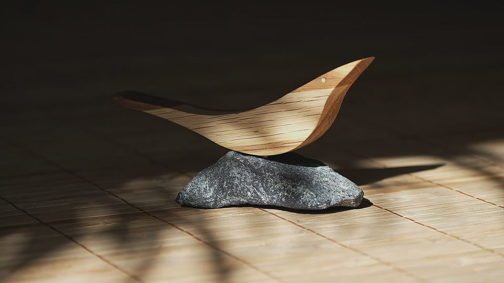 Seeschwalbe on the Rock - handgefertigter Holzvogel auf Naturstein